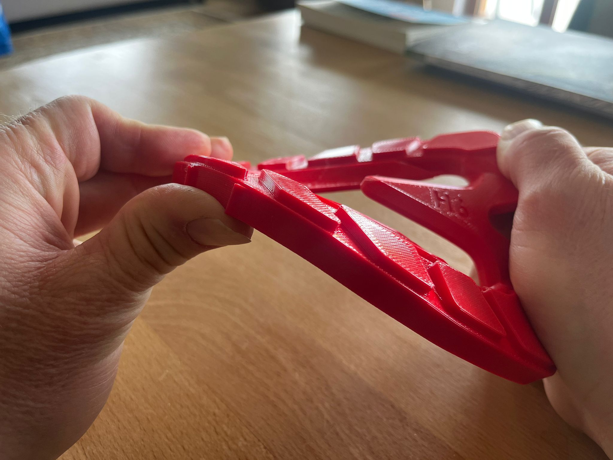 TPS Grundplatte wird mit Händen tordiert